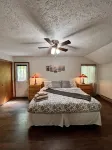 COZY FAMILY HOUSE  WITH BIG HOT TUB // DECK // FIRE PIT- 5 MINUTES FROM LAKES!!!