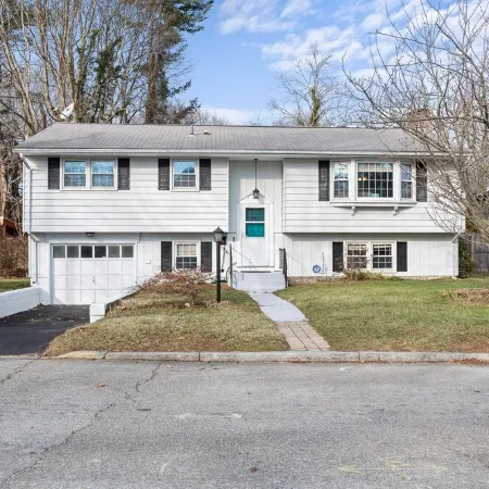 Close to Mystic, Stonington, Westerly. Room for everyone. 3 mins to Ocean Beach.