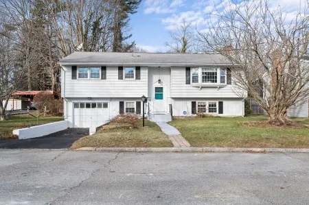 Close to Mystic, Stonington, Westerly. Room for everyone. 3 mins to Ocean Beach.