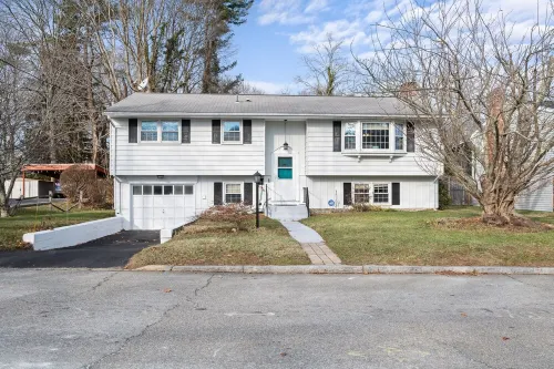 Close to Mystic, Stonington, Westerly. Room for everyone. 3 mins to Ocean Beach.