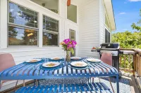 Urban Charmer Near Waterfalls & Wineries w/Fenced Yard- 6 min to Hendersonville