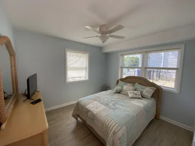 WATERFRONT! Bring Your Own Boat! Fits Large Families (2 Living Rooms, Sleeps 14)