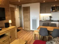 SKIS ON FOOTS-WIFI- GARAGE (optional) -NICE VIEW-2 ROOMS Hotels in Les Allues