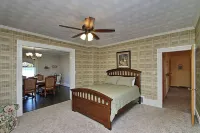 Riverside cozy 4-bedroom house in charming Sabula with WiFi, AC