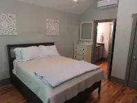 Tree-Top 1-Bed Cottage, 3.5 miles to Downtown Hendersonville