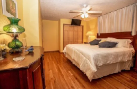 Perfect Couples Retreat – Smoky Mountain View, Hot Tub, Fire Place, King Bed, EV