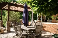 The Swan House:  Private, Peaceful, and Picturesque Lakefront Property Hotels in Coffee County