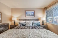 Awesome Mammoth Condo in Ideal Location near Slopes & Adventure