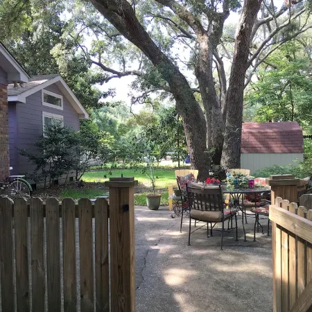 Unique Zen Tiny House 2 mi to Beach ~ Free Bikes! Minutes to Historic Charleston