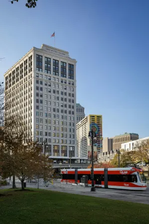Hotel David Whitney, Autograph Collection Отели рядом с достопримечательностью «Joe Louis Monument»