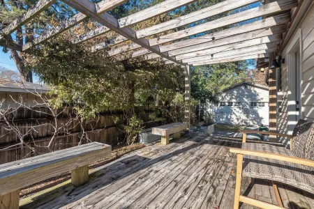 The Bungaleaux - Charmer Very Close to LSU, ON St. Paddy's Day Parade Route! Отели рядом с достопримечательностью «Магнолиа Маунд Плантейшен»