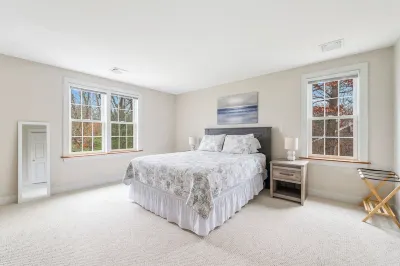 The Driftwood Home, 5 min from Mashpee Commons, AC Отели рядом с достопримечательностью «Bristol Beach»