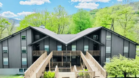 3Br Slopeside Condo, Cozy Fireplace, Bunk Room, Coffee Bar & Scenic Views Отели рядом с достопримечательностью «Колледж Лис-Мак-Рай»