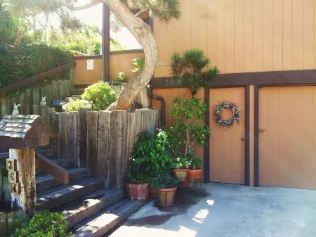 Oceanfront Home, Stone Steps Beach Access, Jacuzzi on Oceanfront Deck