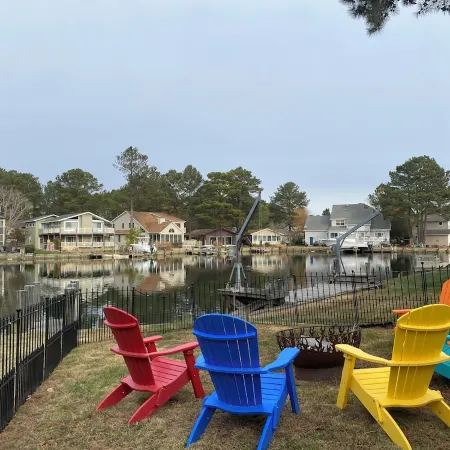 Teal Bay Getaway- Waterfront, 2 Masters, Pet Friendly, 5+ Bedrooms, Sleeps 17+