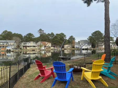 Teal Bay Getaway- Waterfront, 2 Masters, Pet Friendly, 5+ Bedrooms, Sleeps 17+