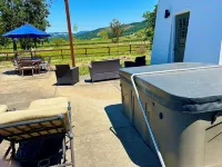 Sonoma Cottage: among the vines and close to EVERYTHING!!
