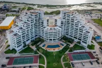 Modern Beachfront Complex 2 Minute Walk to Beach Ocean and Bay views! Sleeps 4