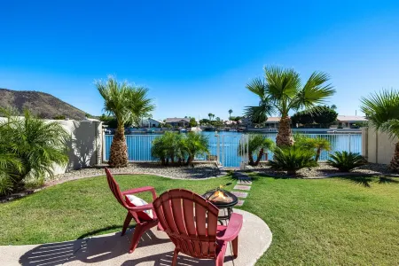 Lake House! Paddleboat, kayaks, fire pit, bikes, fish! fountain&mountain views! Отели рядом с достопримечательностью «The Legend at Arrowhead»