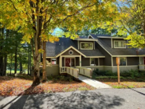 The Ski & Tee - 5 bdrm condo on 18th fairway & steps from ski trail