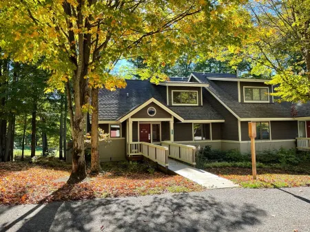 The Ski & Tee - 5 bdrm condo on 18th fairway & steps from ski trail