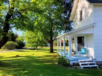 Lake Charlevoix Family Resort ~ 3 Houses ~ Perfect Retreat For Families! Hotels in Eveline Township