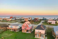 King Size Bed! Freeport Surfside Beach Bungalow Ocean & BayViews,Steps from Ocea