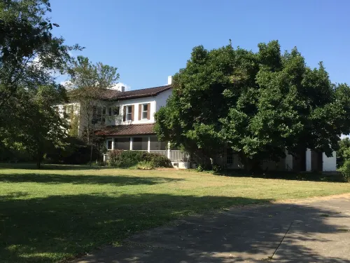 Ohio River Manor House<br>Experience the peace and quiet of a country residence!