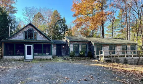 Wildewood Haven - Charming 3-bedroom home located on Long Pond, Rome, ME فنادق في Rome