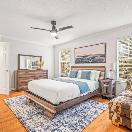 Discover Daphne's mystery cottage: Golf Course, Yacht Club, pool retreat!