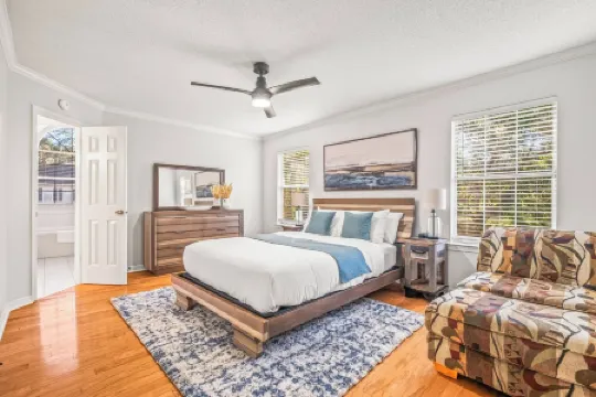 Discover Daphne's mystery cottage: Golf Course, Yacht Club, pool retreat!