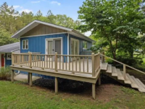 Family Friendly Retreat, Sleeps 12+, Full Basketball Court, Large Inground Pool Hotels in LaPorte County