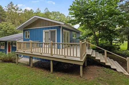 Family Friendly Retreat, sleeps 12+, Pole Barn with games, Large inground pool Отели в г. LaPorte County