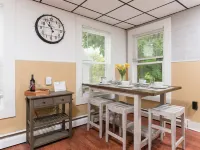 Charming apt -2 Bedroom -Close to Beach/Sleeps 6 Hotels in Ipswich