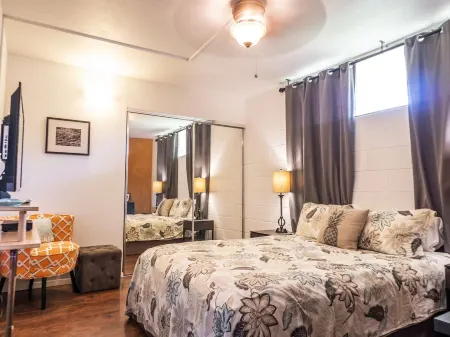 Pool View, 5Min Walk to Charley Young or Kam 1  Beach, Luscious King-Bed. AC