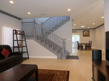 * Living Large * Newly Built * Disneyland & Beaches