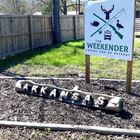 Cheerful cabin with KING bed and WiFi, AC in charming Plainview