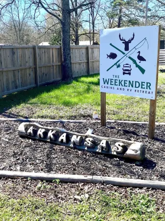 Cheerful cabin with KING bed and WiFi, AC in charming Plainview