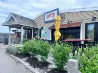 Cozy 3-bedroom house in charming Marshfield with AC, WiFi