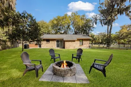 Pet friendly 5 mins to beach & Parris Island