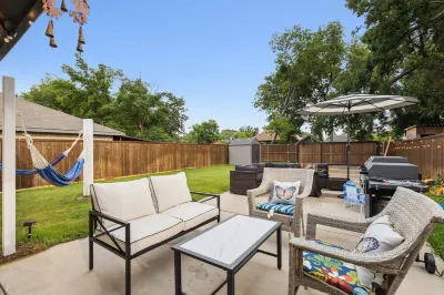 King Bed with Hot Tub, PS4, FirePit, BBQ, Large yard, Garage! Hotel in zona Patriot Soccer Field