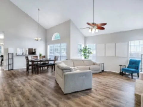 Spacious 5-bedroom house with private pool in a central San Antonio location. โรงแรมในLive Oak