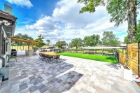 The Sage House: Luxury on the Canal w/ Pool, Jacuzzi, Private Dock, Sleeps 12 Hotels near Parker United Methodist Church