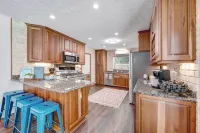4/2 pool home. Close to Cocoa Village, USSSA, Kennedy Space Center, Cocoa Beach Hotels in Rockledge