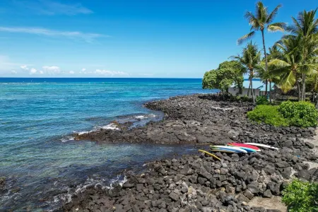 A Beautiful View Beach House at Kahalu'u Bay! Snorkeling & Surfing ~ Steps Away!