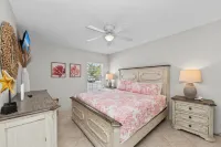 Single Level Home- 1 Minute Walk to the Beach- 5 minute walk to Restaurant/Shops Hotels near Dollar Tree