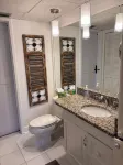 Coastal Charm, CANAL FRONT 🌴Condo, 5 Pools, Hot Tub, walk to beach Dog-Friendly!