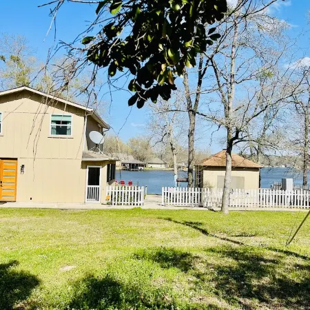 Cozy waterfront Lakehouse with a nice view of Callender lake  near Canton  TX!