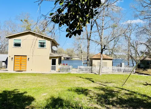 Cozy waterfront Lakehouse with a nice view of Callender lake  near Canton  TX!