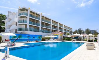 KARIYUSHI LCH.RESORT on The Beach